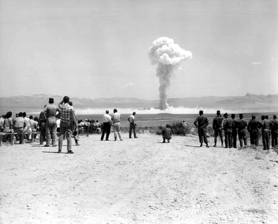 Turismo Nuclear, en los años 50 las pruebas nucleares se convirtieron en una atracción turística de Las Vegas, Nevada.