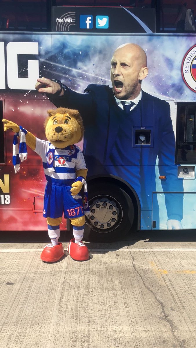 ReadingFC's tweet photo. 📷 Kingsley enjoying himself at an open day with @reading_buses today... https://t.co/p8rrKp4Bc3
