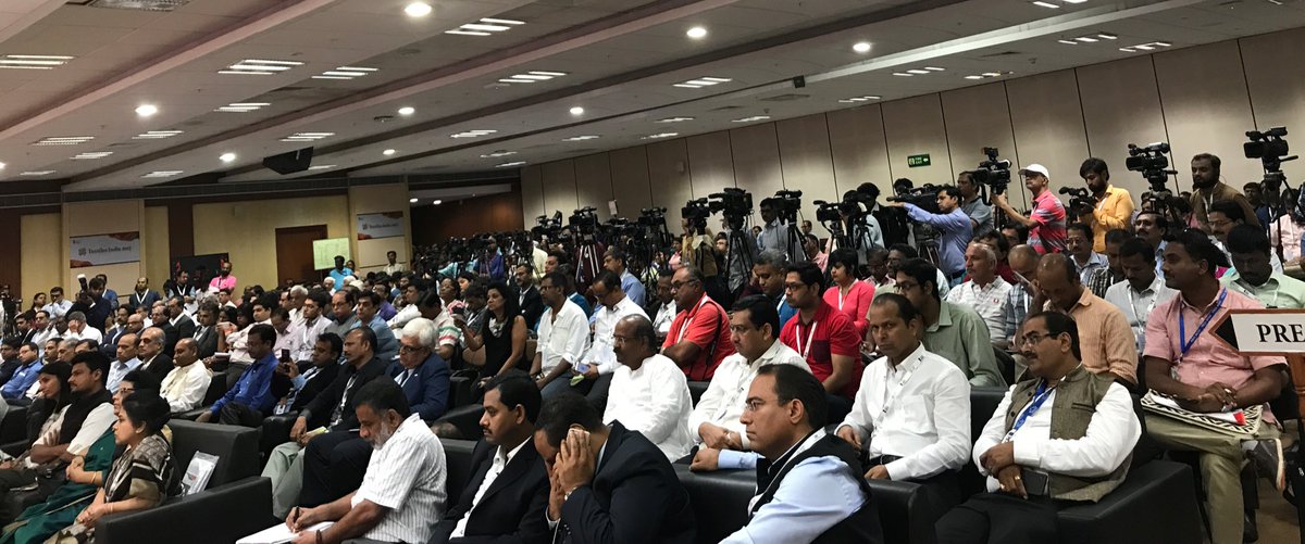 August gathering at #TextilesIndia2017 Valedictory Session listen to Minister <a href="/smritiirani/">Smriti Z Irani</a> with rapt attention.
