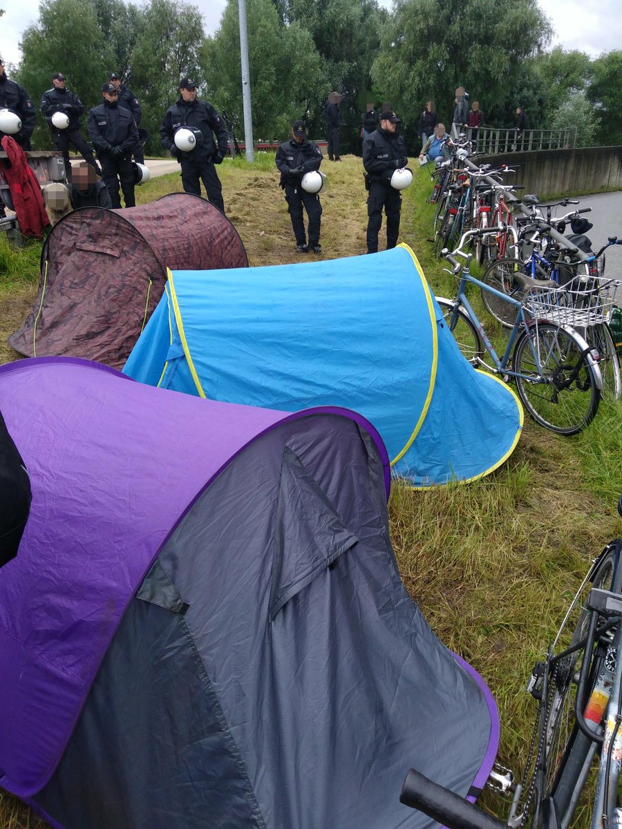 fcmc_info's tweet image. 1247 Aktivisten vom #Antikap_Camp bauen vor der Polizeikette Zelte auf. Etwa 120 Menschen jetzt vor Ort am Elbpark Entenwerder #nog20
