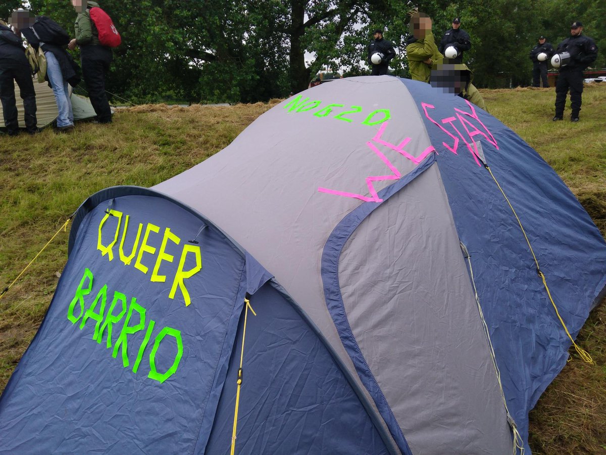 fcmc_info's tweet image. 1247 Aktivisten vom #Antikap_Camp bauen vor der Polizeikette Zelte auf. Etwa 120 Menschen jetzt vor Ort am Elbpark Entenwerder #nog20