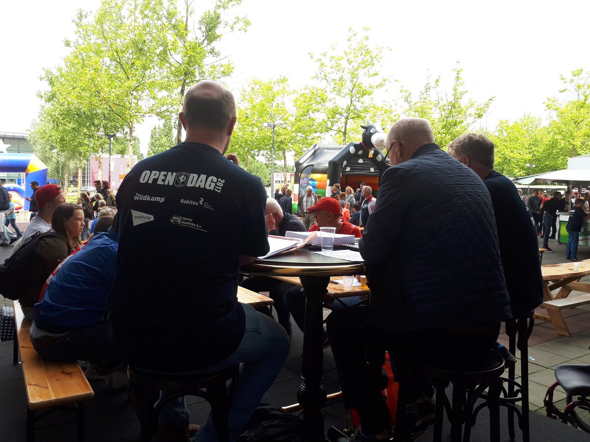 VKEXPRESS65's tweet photo. De kwizz is begonnen @VKfctwente @fctwente bij #Hatrans home vriendenkring je kun je nog opgeven voor de volgende ronde en kids kwizz https://t.co/uYx64hnIcP