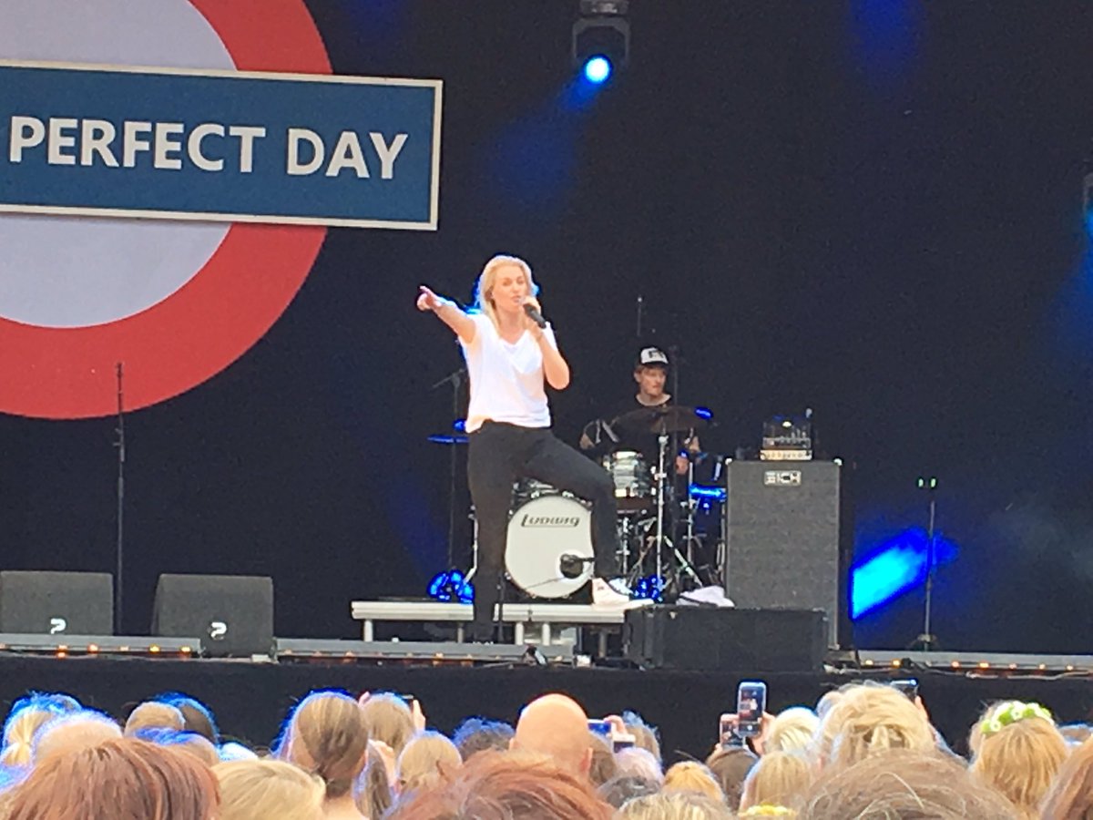 ansjela80's tweet photo. Was weer een heerlijk optreden gisteren @MissMontreal bij share a perfect day... https://t.co/U2jhuvKogj