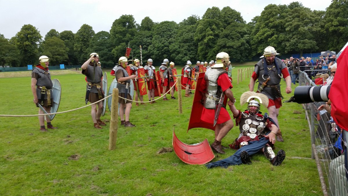 HadrianWallPath's tweet image. Ermine Street Guard leader's exhuberant foray to greet the crowd...&amp;amp; wet grass. Arm raised to crowd's cheers. Dignitas intactus #Turma #ESG