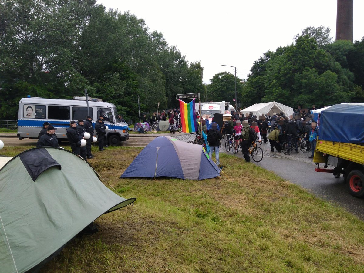 fcmc_info's tweet image. Eindrücke von der Spontankundgebung am Zugang zum Elbpark Entenwerder, wo das @Antikap_Camp am Aufbau gehindert wird #nog20 #antikap_camp