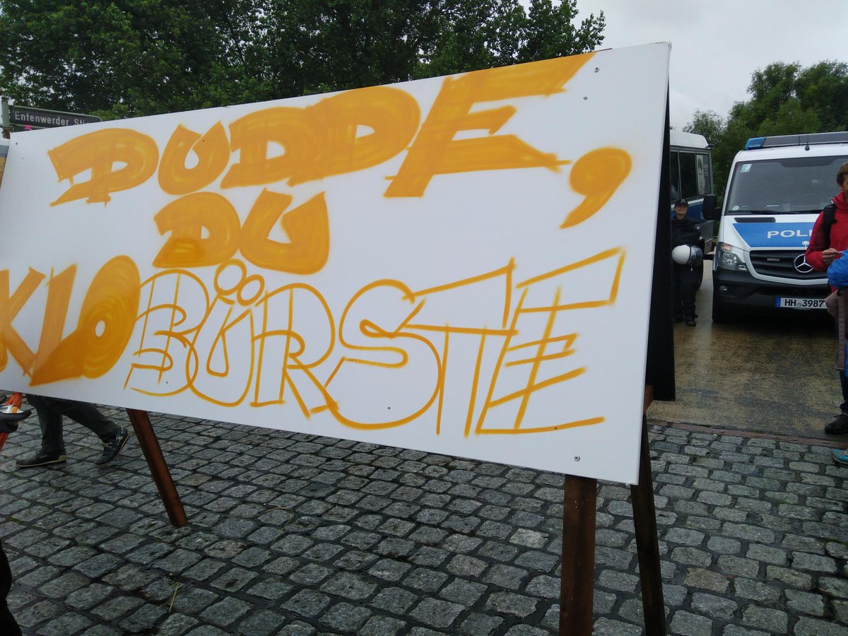 fcmc_info's tweet image. Eindrücke von der Spontankundgebung am Zugang zum Elbpark Entenwerder, wo das @Antikap_Camp am Aufbau gehindert wird #nog20 #antikap_camp