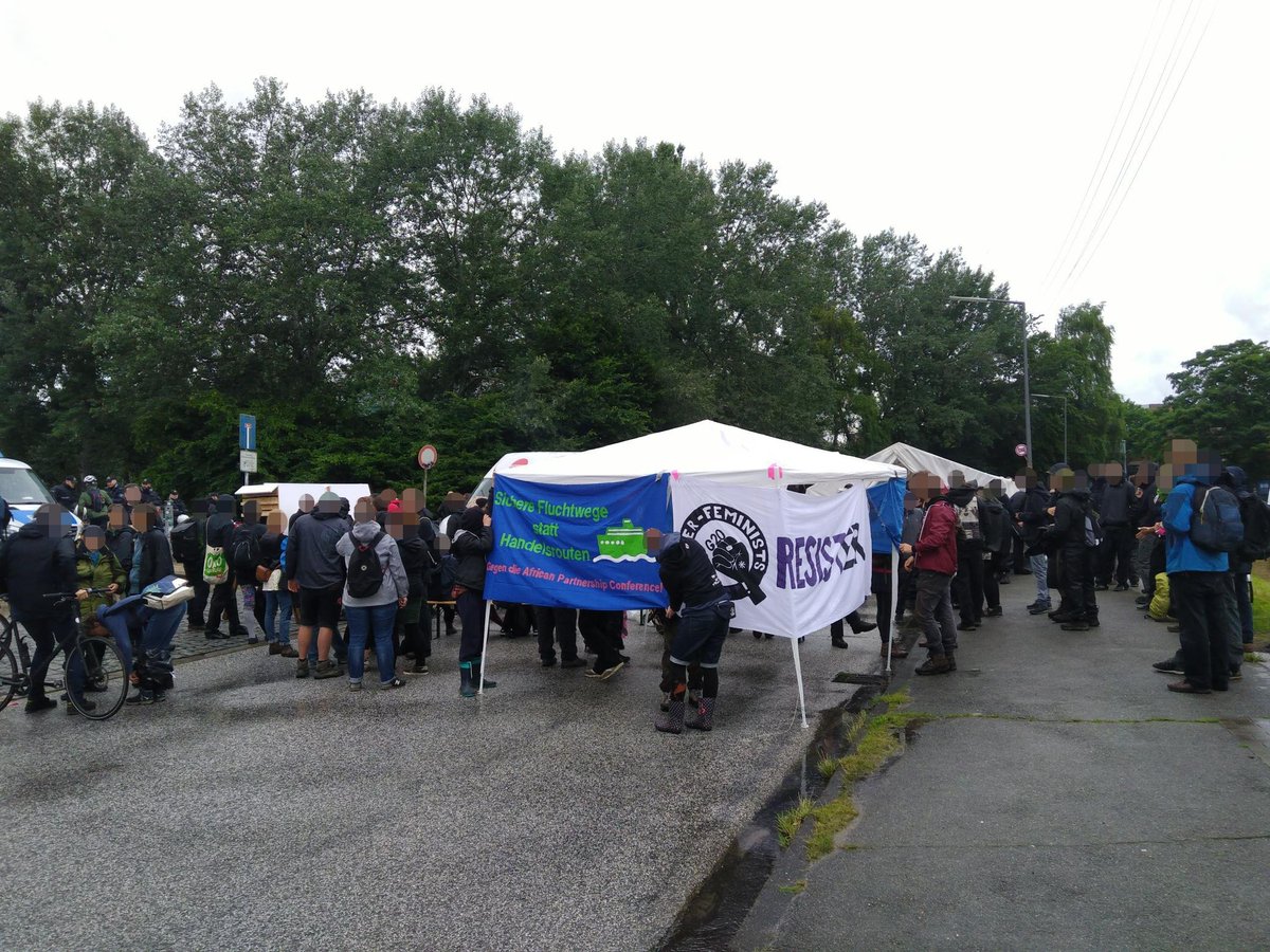 fcmc_info's tweet image. Eindrücke von der Spontankundgebung am Zugang zum Elbpark Entenwerder, wo das @Antikap_Camp am Aufbau gehindert wird #nog20 #antikap_camp