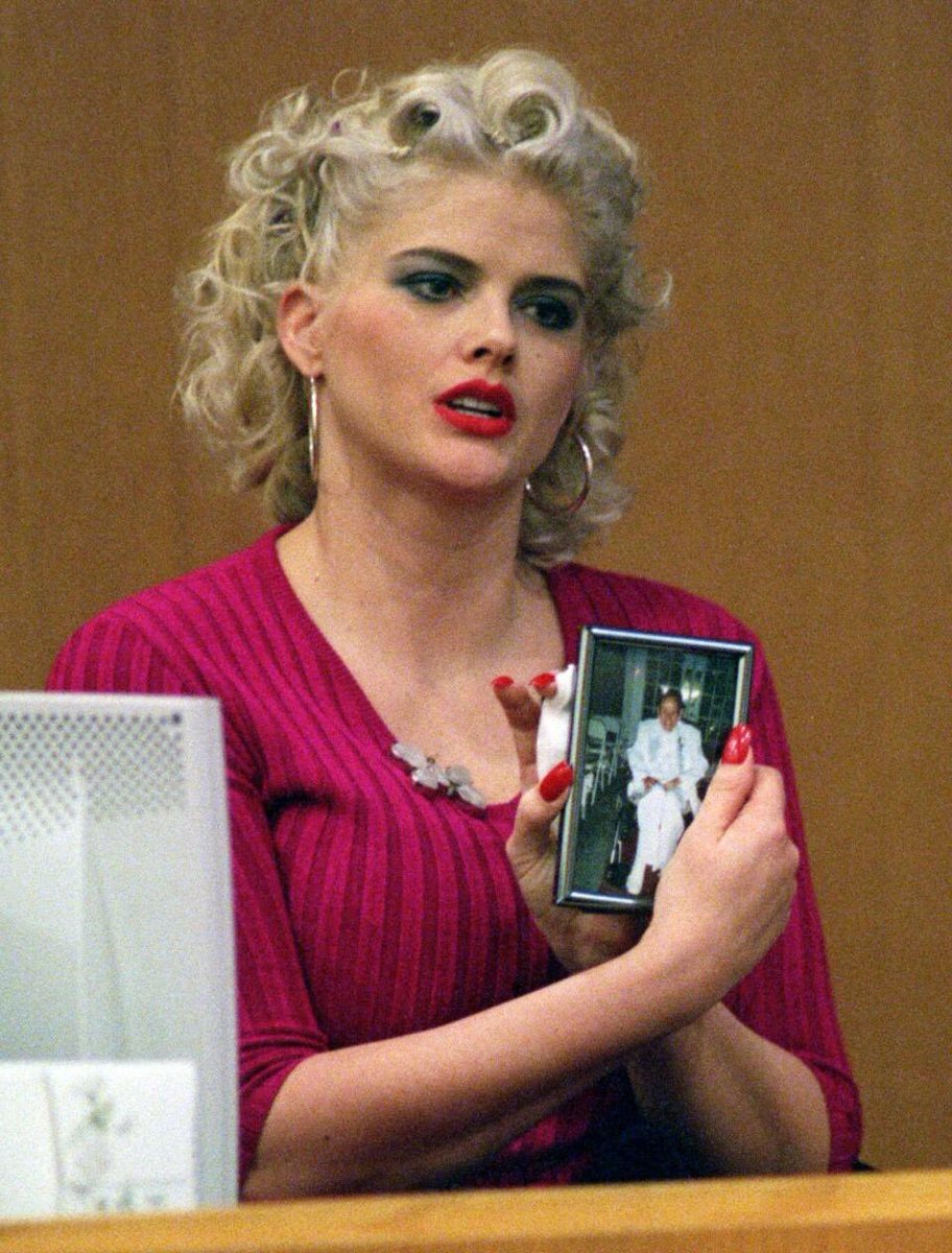 TabloidArtHist's tweet image. Anna Nicole Smith holding a photo of her husband, 2001 // Princess Henrietta of England holding a portrait of her husband, c. 1660s