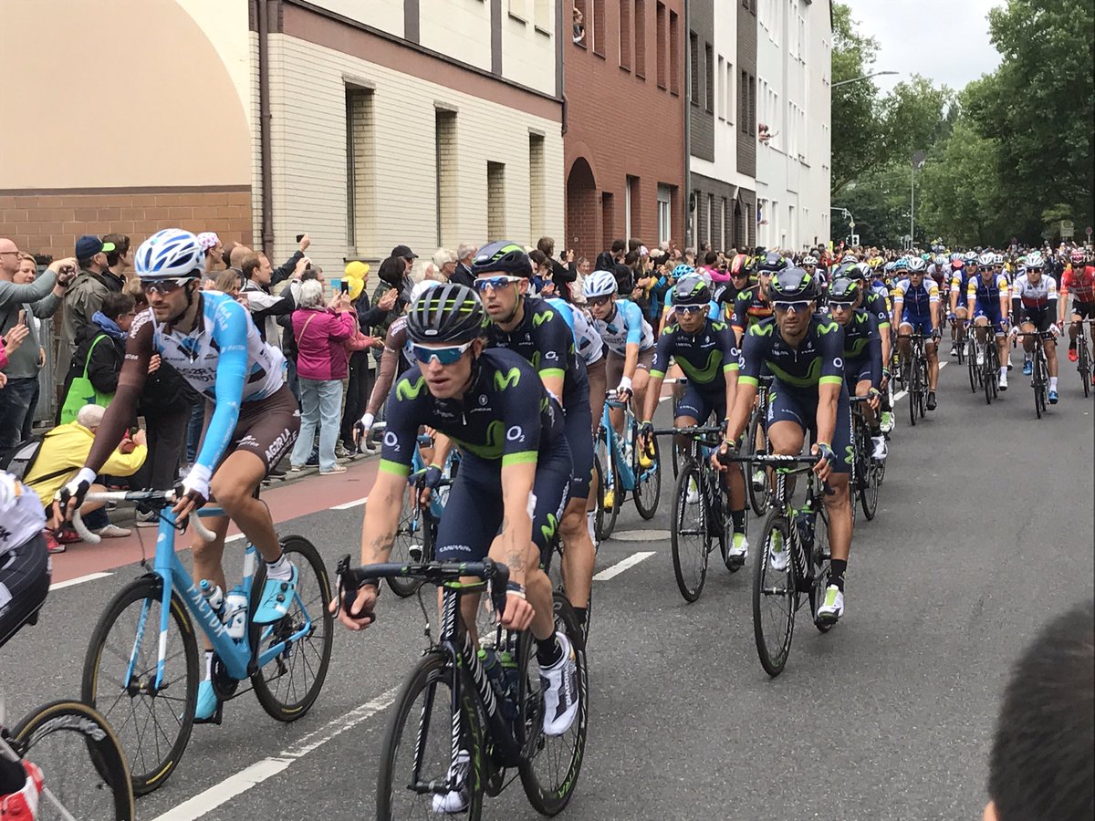 Het #peloton komt met een vaartje van 50 km/h door Ratingen. Geraint Thomas in het geel. #TNDT <a href="/LeTour/">Tour de France™</a>