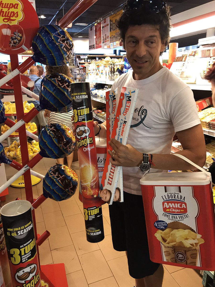 massidona's tweet photo. Ti fermi da @Autogrill_it e scopri il trionfo del #cibo #oversize: il #junkfood è nei formati esagerati! #spazzatura #poveribimbi #crescita? https://t.co/5qWWyHOkky