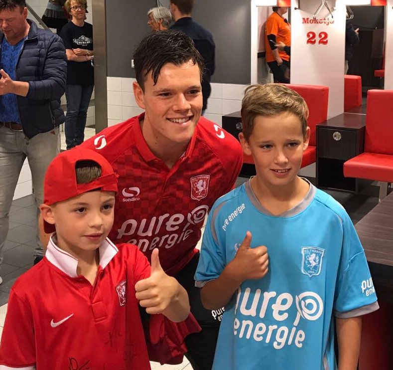 fctwente's tweet photo. 📸 Foto-momentje in de kleedkamer. #fctwente #opendag https://t.co/DGBpxxG2c3