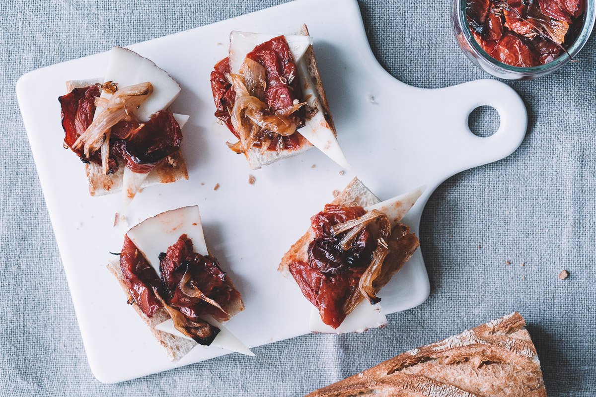 Emaiozu kolorea igandeari <a href="/BecauseGb/">Because</a> -ak prestatutako errezetarekin 🍅 
Tomate eta babarrun zurien entsalada osoa! ow.ly/FOEm30dffni