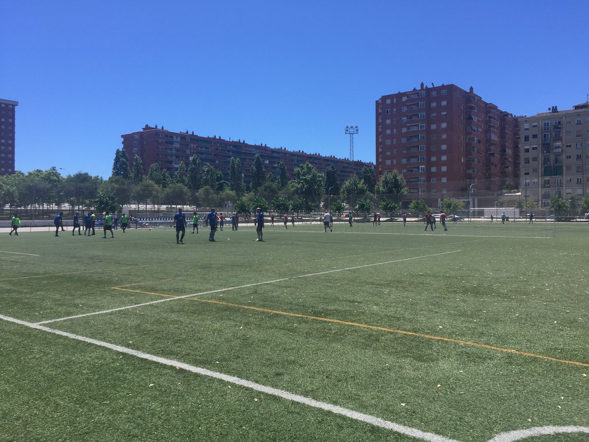 JesusRuizFa's tweet photo. Anar a jugar a #futbol amb el meu fill i trobar-me amb això ... Genial !!!@SomriuresValent #BonesCauses https://t.co/xesN2HfzMg
