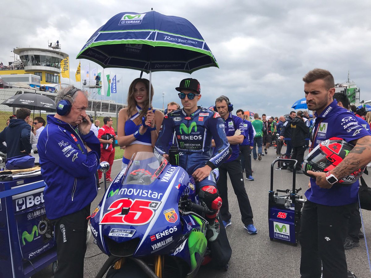 5 minutes until the start. The tension is rising... #MovistarYamaha #MotoGP #GermanGP
