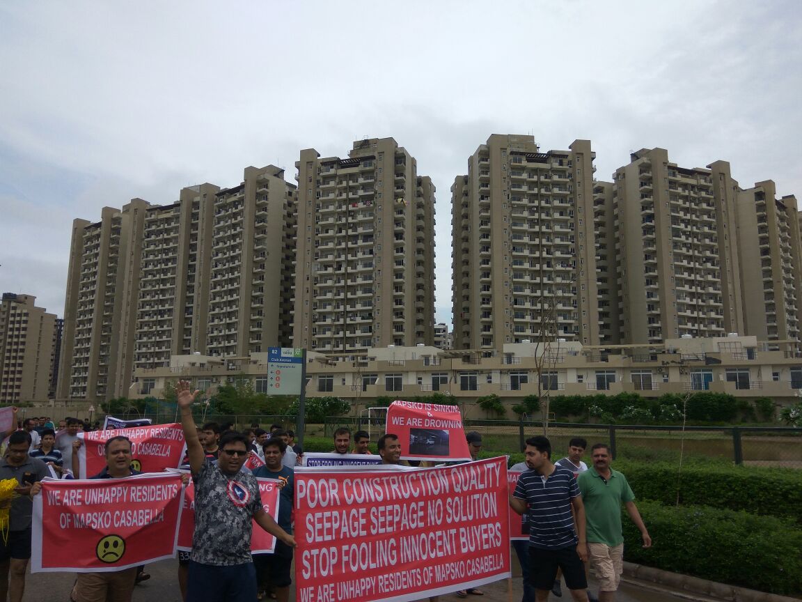 Ashutoshkk's tweet photo. Protest March against ignorant builder last resort for home buyers. @htTweets @timesofindia @aajtak #Wakeup_Mapsko #Structure_at_risk https://t.co/6FOfBHnYnx