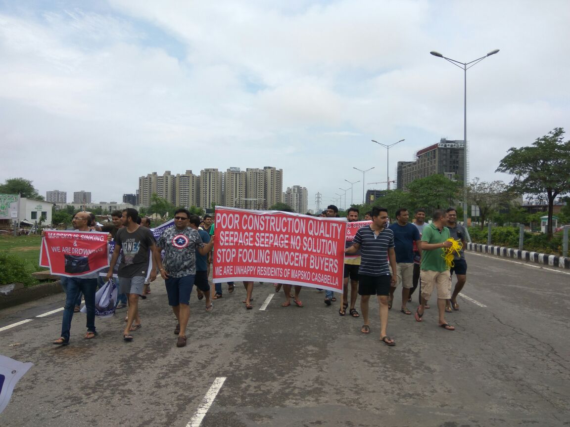 Ashutoshkk's tweet photo. Protest March against ignorant builder last resort for home buyers. @htTweets @timesofindia @aajtak #Wakeup_Mapsko #Structure_at_risk https://t.co/6FOfBHnYnx