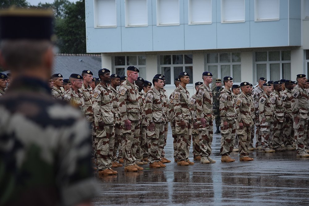 armeeszoneouest's tweet image. 📷 Retour en images 📷 sur la cérémonie de retour d'#Opex du #11eRAMa de vendredi. Qui fait tomber la foudre ne craint pas la pluie. 👊🌩️