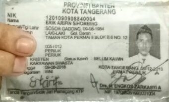Andricute8's tweet photo. @TMCPoldaMetro  @DivHumasPolri mohon bantuannya rekan saya kena tipu oleh seseorang agar ditangkap pak ini foto &amp; KTP nya yang menipu https://t.co/U2XQWVZPuw