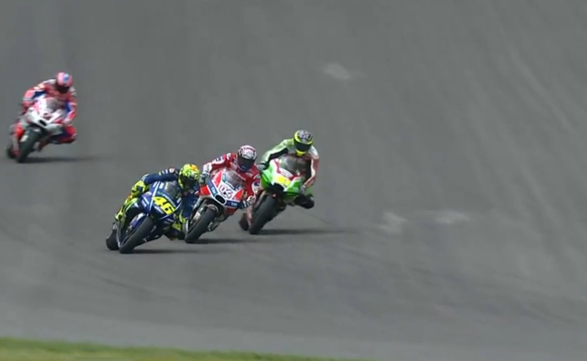 BolaSportcom's tweet photo. Rossi, Dovizioso, dan Vinales sedang bersaing ketat demi posisi ke-4! #GPJerman https://t.co/dlHtJLHvFn