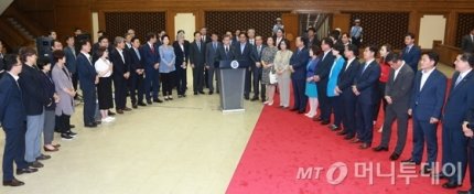 [의원실] 김병기 의원은 성남 서울공항에 나가, 방미 일정을 마치고 돌아온 문재인 대통령님을 환영했습니다.