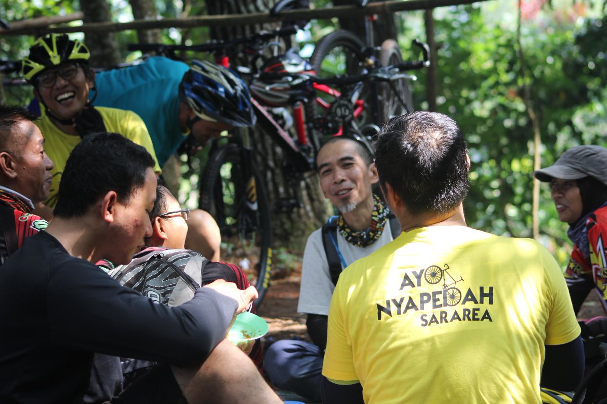 Pesepeda keren itu saling suport satu sama lainnya dikala suka maupun duka #BikeOnTheStreetEverybodyHappy
#IndonesiaBersepeda