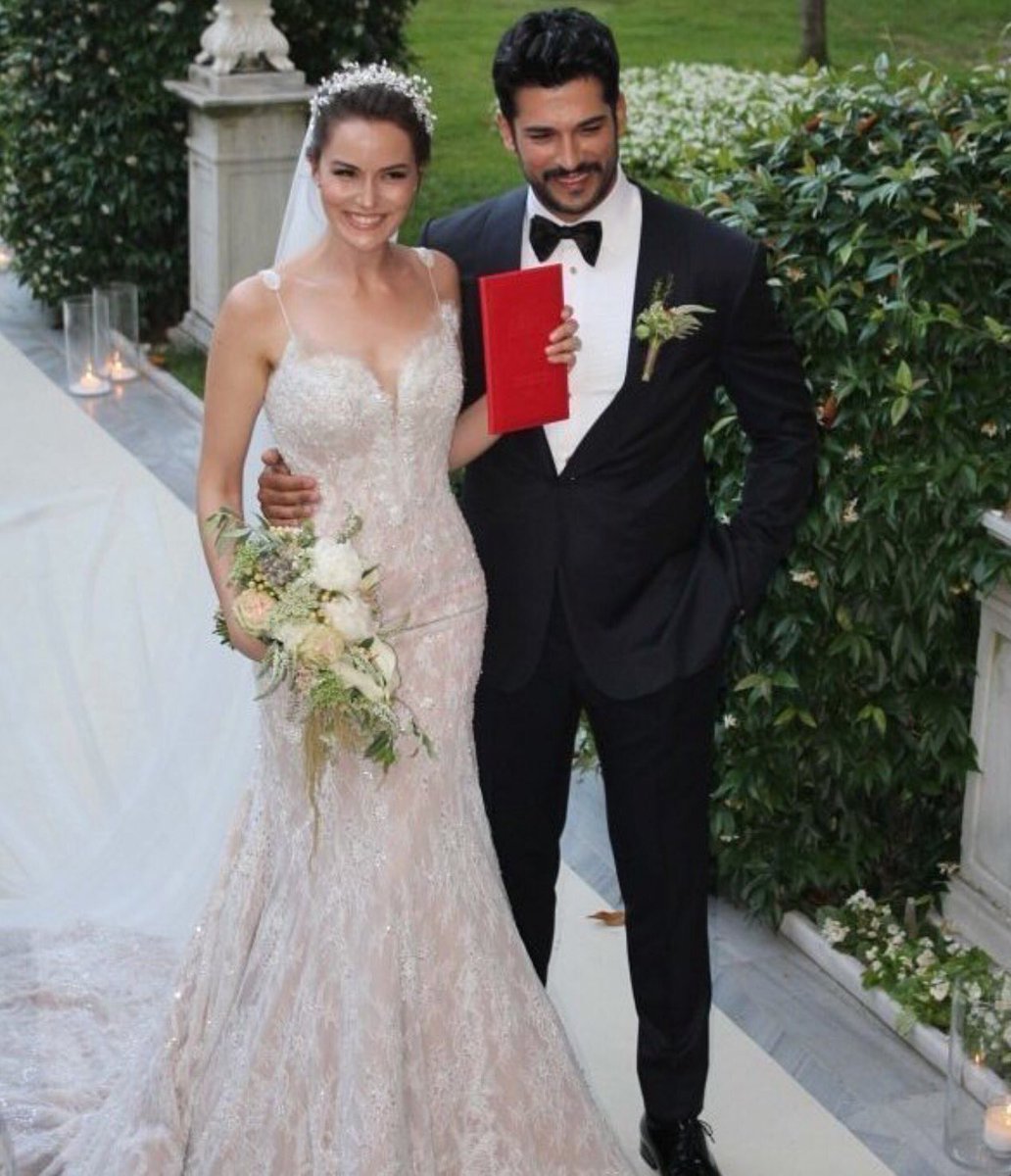 ozcivithd's tweet photo. Evlilik Cüzdanımızın aldık 👰🏻🤵🏻💍🎊🎊🎊 
#fahbur #fahyrieburak #fahburwedding #fahriyeburakwedding #dügün 
#istanbul #türkiye #26haziran https://t.co/6kgAM353Um