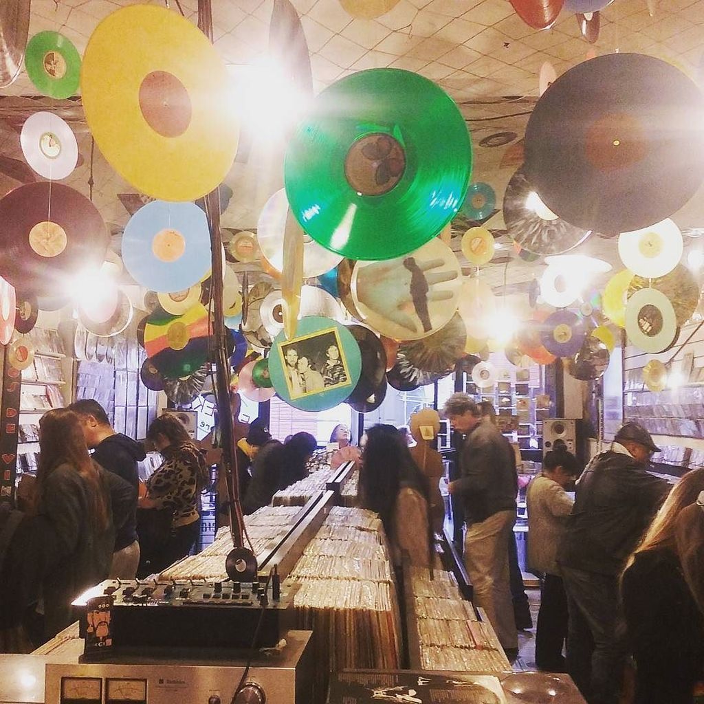 eurekarecords's tweet photo. Que esperas para venir este #Domingo al local? Estamos disfrutando la mejor #musica siempre en #vinilo #vinyl #bue… https://t.co/X2OA3ND6uA https://t.co/5GHbiC2af3