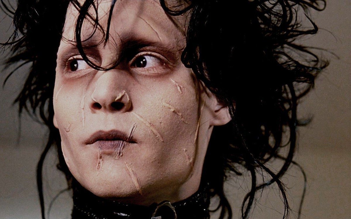 FilmsSaige's tweet image. A beautiful story about freaks and love. One of my favorite movies. Must watch. #edwardscissorhands 8.3/10