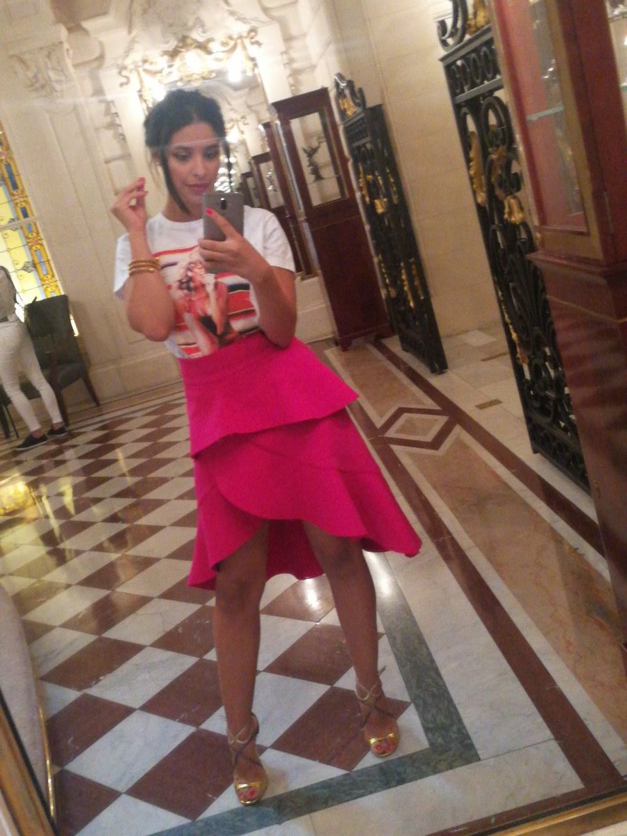 AliaCherguiOff's tweet photo. Let's Go Fashion week haute couture premier défilé @ewaminge https://t.co/PMk5TfhyPA