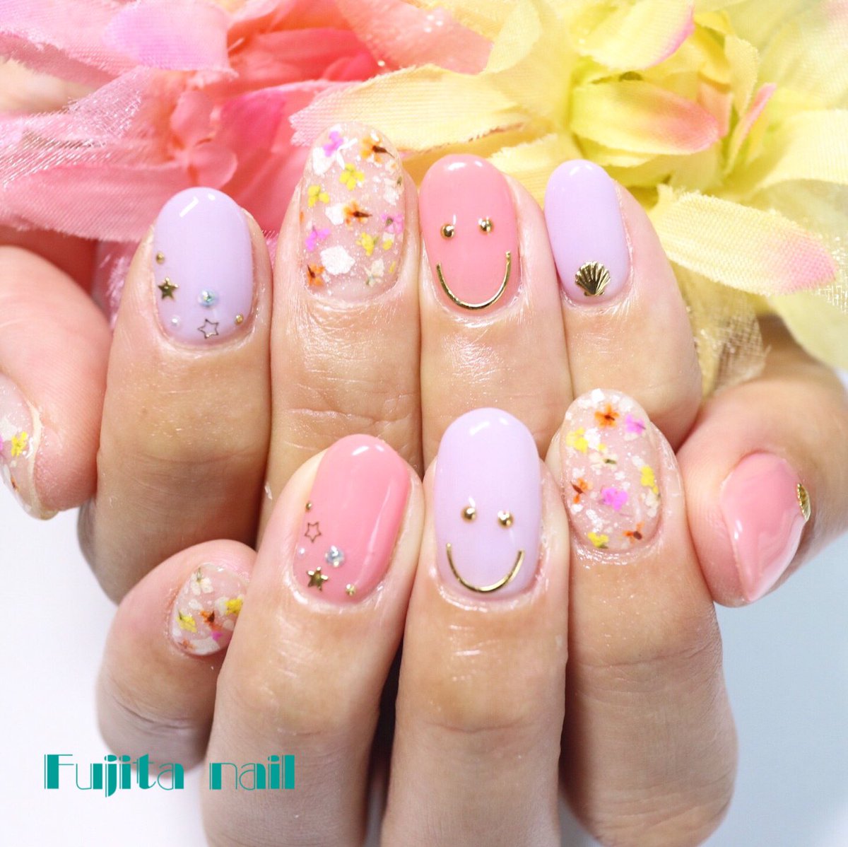 Twitter पर 藤田ねいる パーツでニコちゃん 意外とかわいいぞぉ ドライフラワーが人気です ドライフラワーネイル フラワーネイル 蓄光ネイル ナイトグロウ にこちゃんネイル ニコちゃんネイル ゆめかわネイル 新宿御苑前 新宿三丁目 Acegel