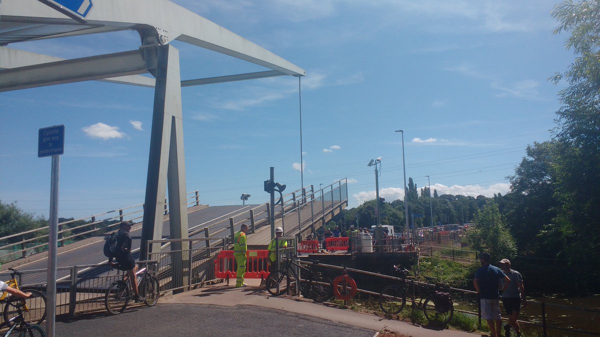 PeaEyeEnnKay's tweet photo. Swing bridge is up. #Delayed #Ingress #IngressTime https://t.co/6tpVhPy0B4