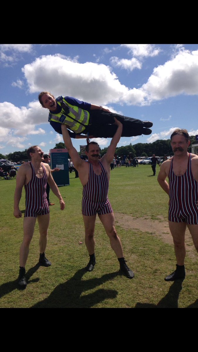 PCSO's happy to help <a href="/AcroChaps/">The Acro-Chaps</a> #cartmelraces #haveagoodday