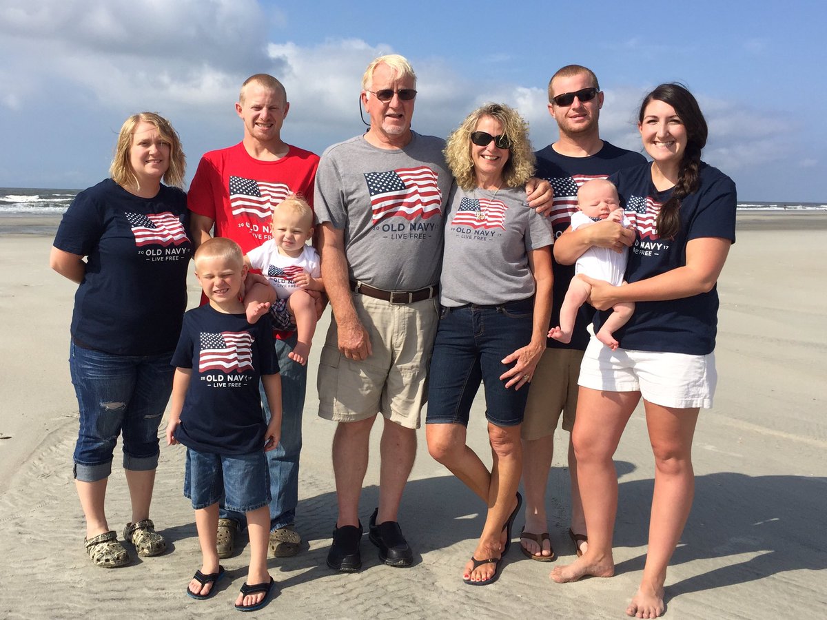 heatherrly's tweet photo. Hey @OldNavy how do you like our family photo?! https://t.co/fDVhRBxmDA
