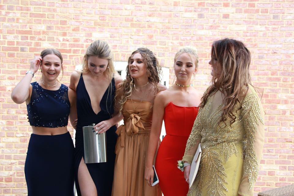 Eleanor Clarke berfoto bersama teman-temannya saat prom night