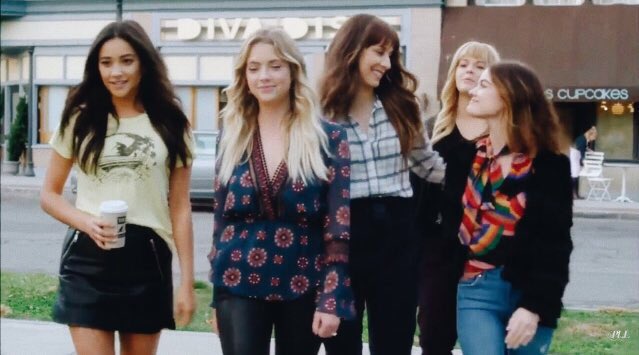 lavndrshaze's tweet image. Błagam, niech one do mnie wrócą, zrobie wszystko przysięgam, bo tak w chuj za nimi tęsknię że to aż boli 
#PLLGameOver #PLL