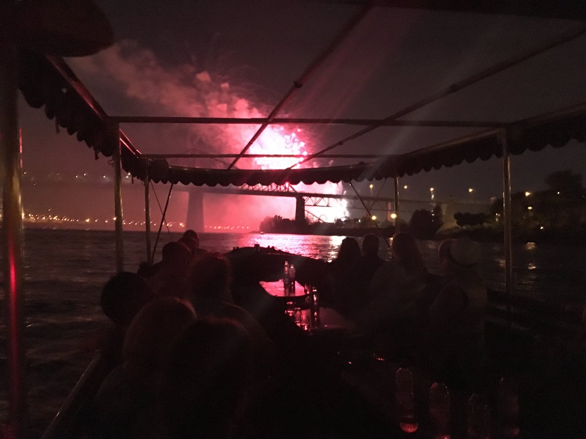 Yesterday night launched the 2017  Loto-Quebec fireworks season! Don't miss our next departure to go see  the fireworks upclose.