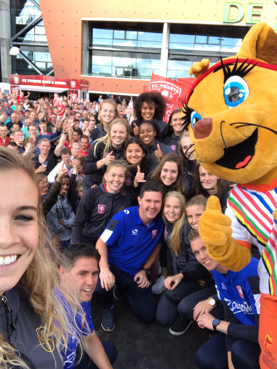 FCTwenteVrouwen's tweet photo. Podiumselfie!
#fctwentevrouwen #presentatie #opendag #fctwente https://t.co/WRItKAfiK5