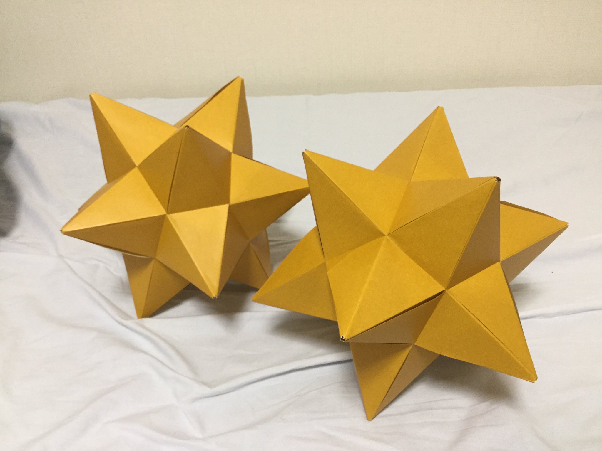 カラノラカ Twitter પર おりがみおりがみ そして 小星型十二面体 最大の誤算は 1個でいいのにパーツを2個分作ってしまったこと 通りで多いなって思った T Co Jbunk3epvj Twitter