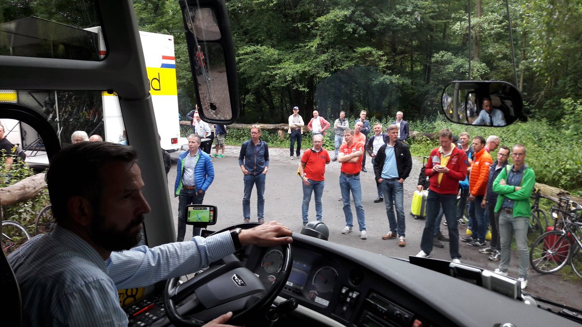 Fietsers en bussen  <a href="/TukkersnrdeTour/">TukkersNaarDeTour</a> weer terug op basis. <a href="/tubantia/">Tubantia</a> <a href="/PureEnergieNL/">Pure Energie</a> #TNDT