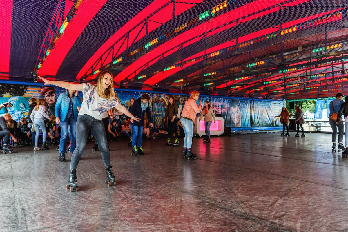In The Park vind je een oude botsautobaan, omgetoverd tot rollerdisco. Dankzij @MakeAWishNLkun je hier ongegeneerd rolschaatsen. #sapd