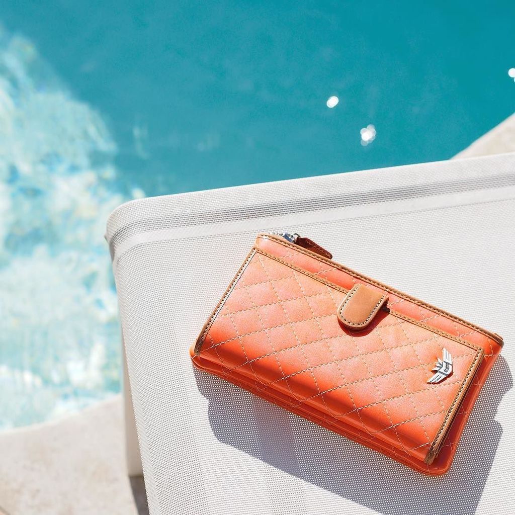 ConsuelaStyle's tweet photo. We hope your holiday weekend is a SPLASH! 🌊 Grab this slim wallet and many more for 40% OFF now-the 4th! Shop link in bio for more 💥🇺🇸.
.
.… https://t.co/bErbLU9XTt