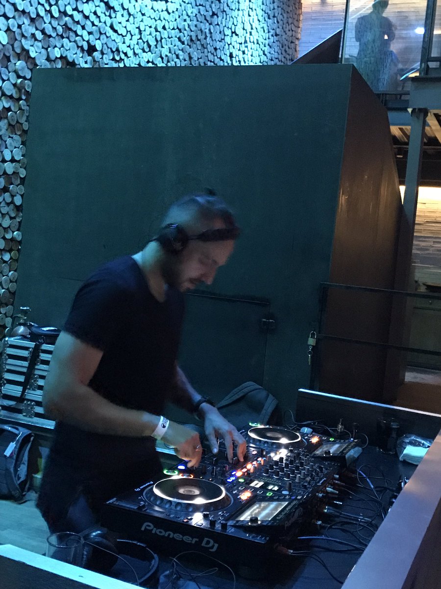 achyutaarts's tweet photo. @driftmoon_music in action !@loft38lounge , Bangalore https://t.co/1qfjahs95i