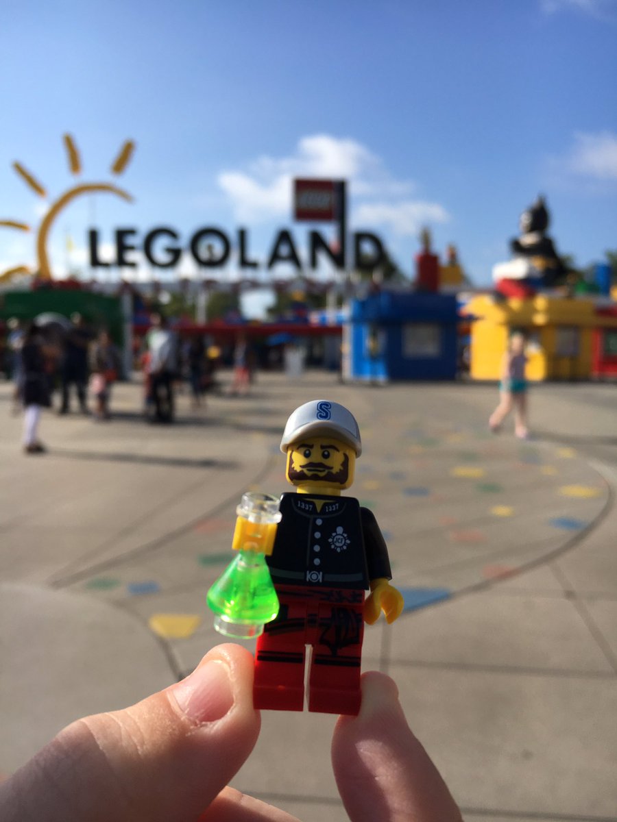 ezseattle's tweet photo. Stopped at LEGOLAND and ran into this Mariner on the way to the game today. #Mariners #WhereIRoot https://t.co/r8PSE3NDQG