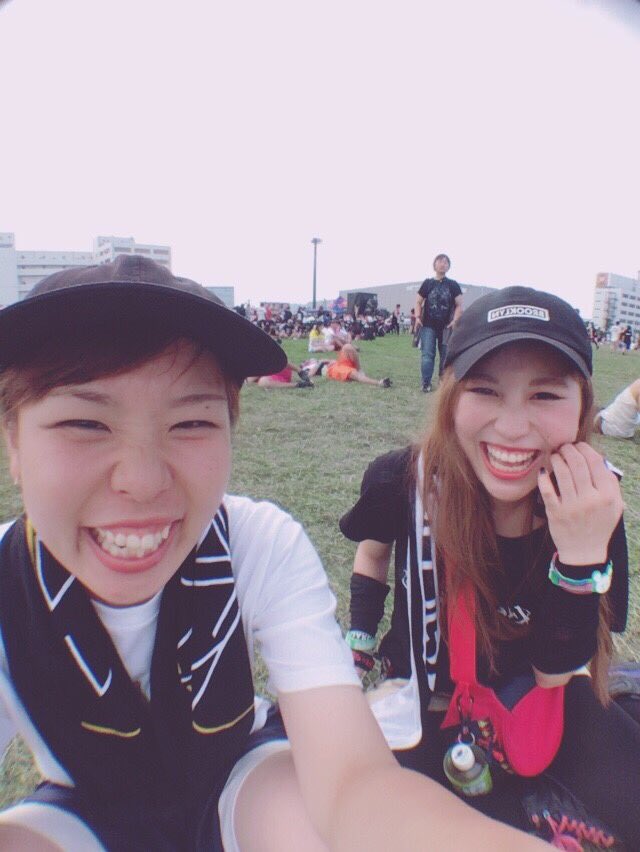 enari1108's tweet photo. よく笑って、よく食べて、よく暴れた一日!💯きょうたまった幸せを少しずつ切り崩して、日常がんばります。。🙋🏻♂️ #dpf17 #SiM https://t.co/Py0pIwYpB4