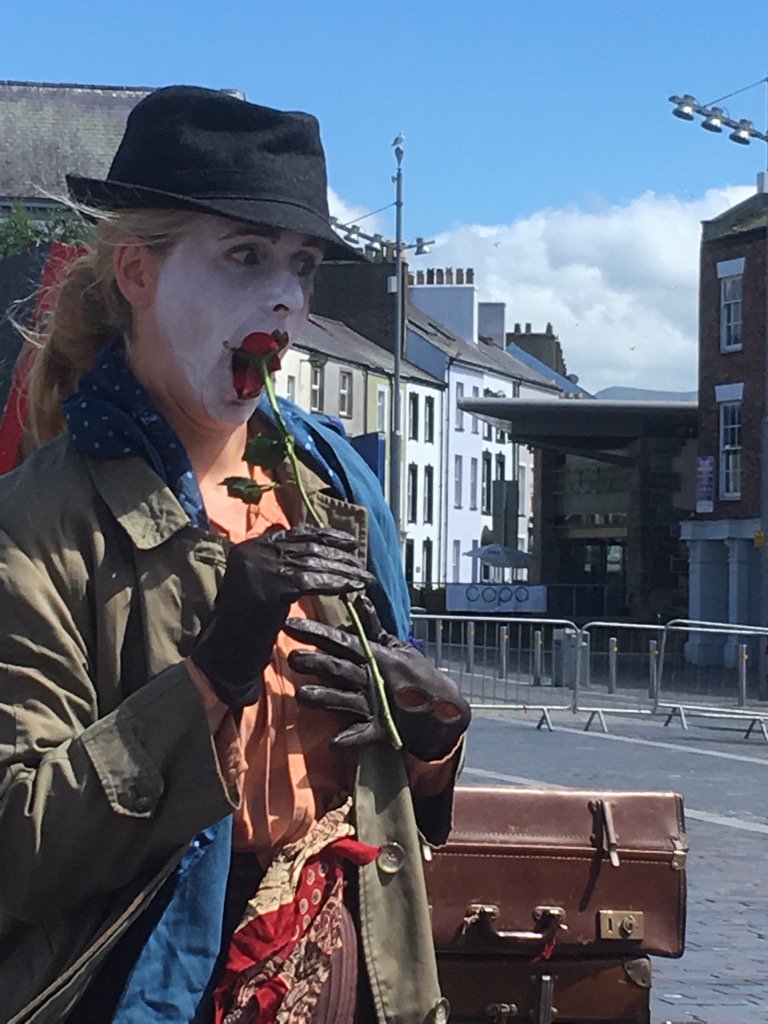 EliseDavison's tweet photo. Feeling a bit peckish? @BethHouse12 @takingflightco #scenesfromasuitcase #HUnityFest @HijinxTheatre https://t.co/ojk4UeNP9K