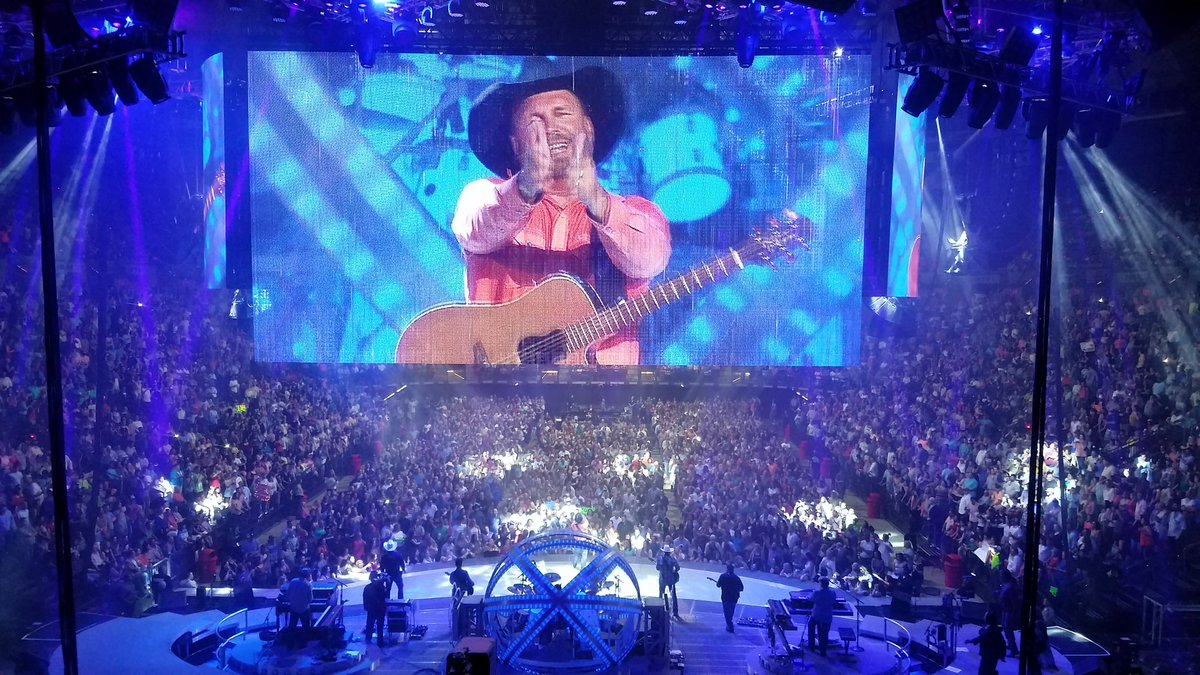 amyrguidry's tweet photo. Night #5 of #garthinlafayette https://t.co/jLzAwDVXvB