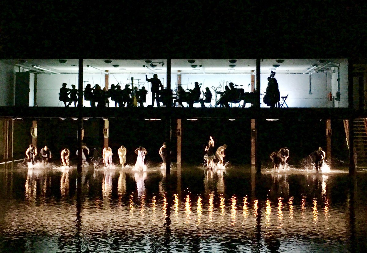 GeavanderSpek's tweet photo. Wat een mooie voorstelling van #connyjansendanst #mirrormirror in #rdm #onderzeebootloods prachtige muziek van #sinfonia GENIETEN!! https://t.co/oygM9yTdQ7