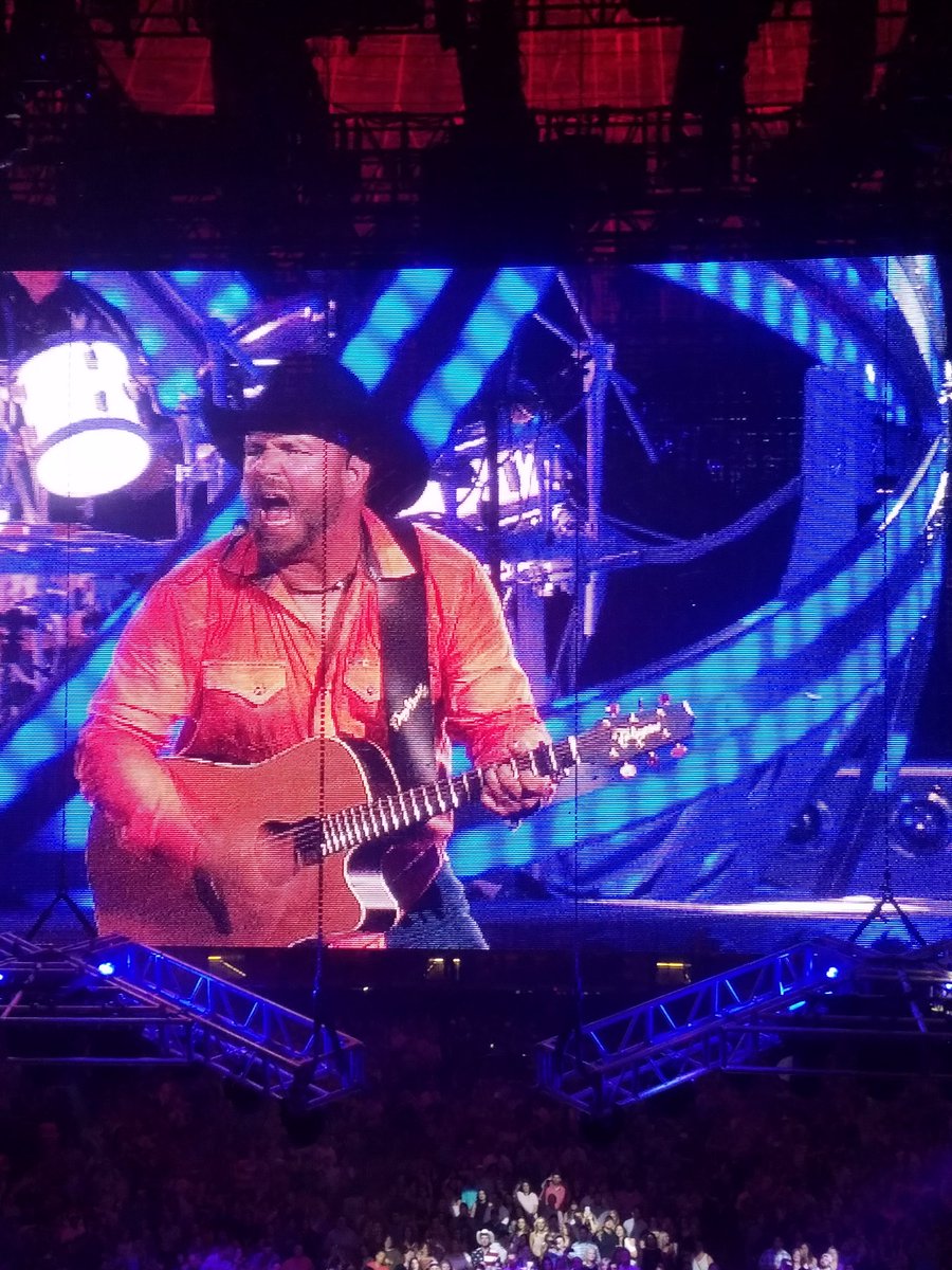amyrguidry's tweet photo. Night 5 of #garthinlafayette https://t.co/rAqcnsg6tj