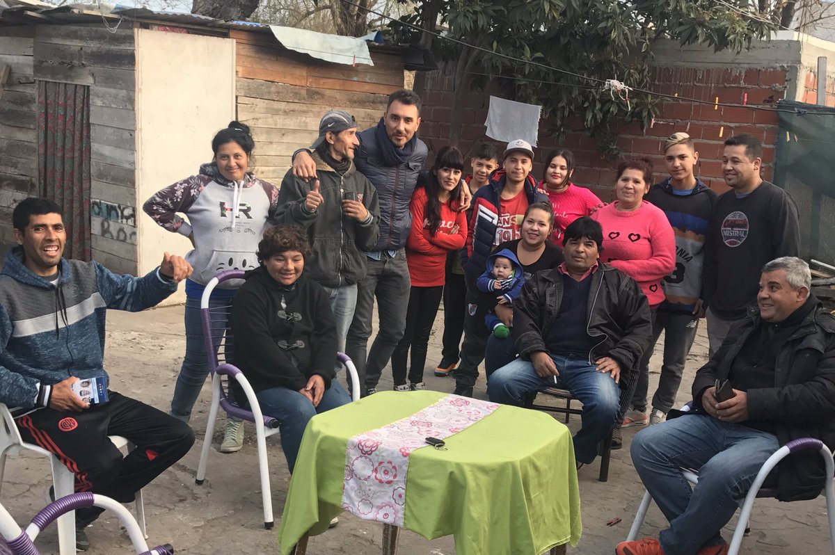 nicoterrera's tweet photo. Charla con vecinos d Bo 1 de Mayo, #Berazategui.Agua, Cloacas, y Seguridad,problemas planteados x las familias #BerazateguiPresenteConFuturo https://t.co/Eia6nY2gNm