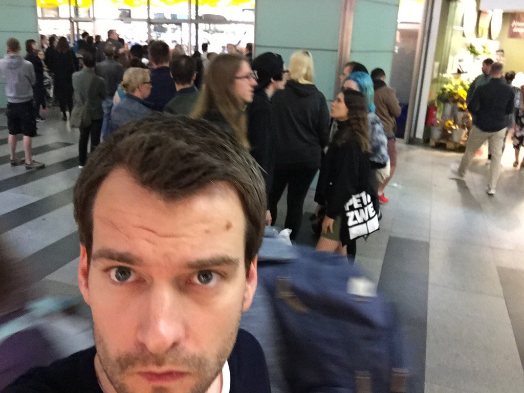 johannesvogel's tweet image. Wer gegen flexible Ladenöffnungszeiten ist, stand sonntags noch nie in der Schlange (!) vorm Bahnhofs-Supermarkt!